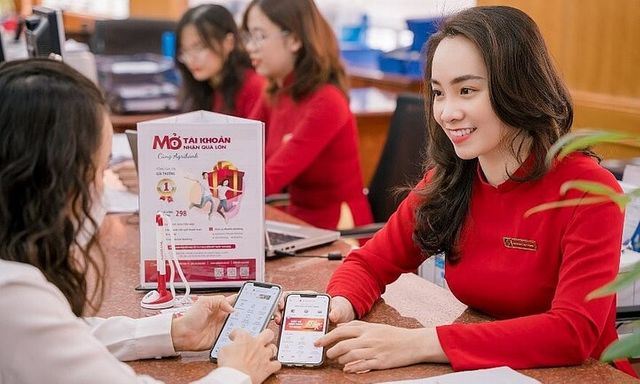 Lãi suất ngân hàng hôm nay 17/10/2024: Một nhà băng bất ngờ tăng lãi suất