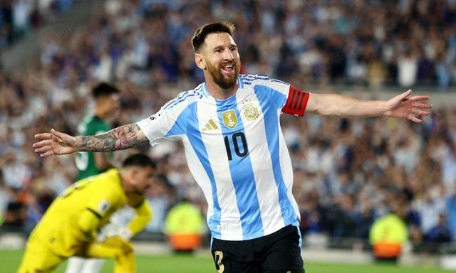 Messi cân bằng kỷ lục của Ronaldo và cú đúp kiến tạo trong ngày trở lại