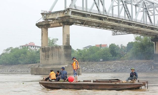 Đề nghị dừng tìm kiếm nạn nhân mất tích cầu Phong Châu