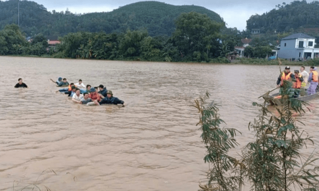 Tìm thấy thi thể người đàn ông cứu học sinh giữa dòng lũ dữ ở Quảng Bình