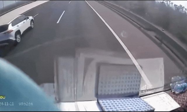 Video: Khoảnh khắc va chạm kinh hoàng trước khi siêu xe Porsche bị thiêu rụi