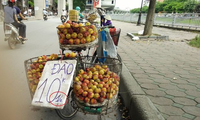 Vì sao trái cây bán ven đường lại “rẻ” hơn?