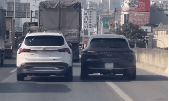 Clip: Tài xế Porsche Macan S đi làn khẩn cấp, thò tay đập gương xe Hyundai