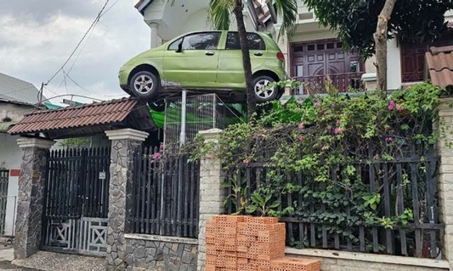 Chiếc ô tô “treo” trên cổng nhà dân ở Đồng Nai đã được hạ xuống