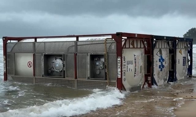 Phát hiện 3 bồn chứa khí có cảnh báo nguy hiểm dạt vào bờ biển Quảng Ngãi