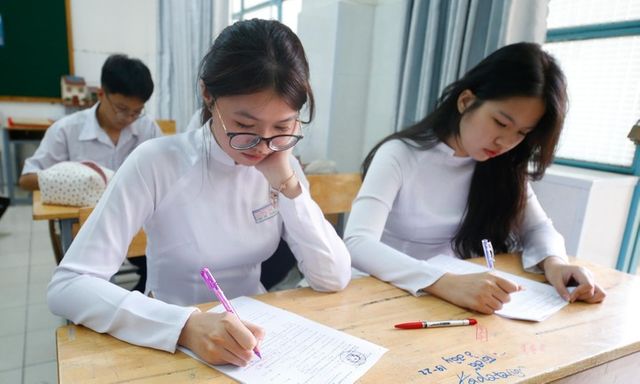 Thay đổi cách tính điểm trắc nghiệm tốt nghiệp THPT 2025: Học sinh lo lắng, thầy cô nói hợp lý