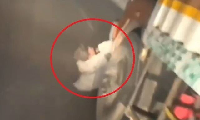 Clip: Rùng mình khoảnh khắc 2 người đàn ông bị kéo lê dưới gầm xe tải, liên tục la hét cầu cứu