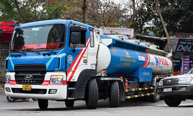 Không vận chuyển khí đốt, xăng, dầu qua các công trình hầm dài từ 100 m trở lên