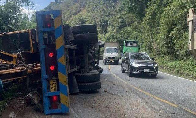 Tin tức tai nạn giao thông mới nhất ngày 28/12: Va chạm ô tô khách, xe tải lật trên đèo