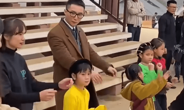 Clip: Sơn Tùng M-TP hòa mình vào điệu múa cùng trẻ em vùng cao Làng Nủ