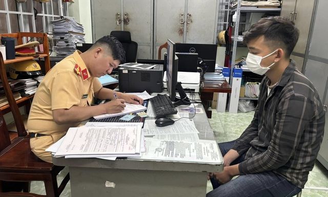 Bốc đầu xe máy, quay clip đăng lên Facebook, nam thanh niên nhận 