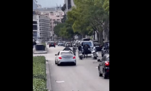 Clip: CSGT bị xe sang Mercedes-AMG C63 S húc văng lên nóc như phim hành động