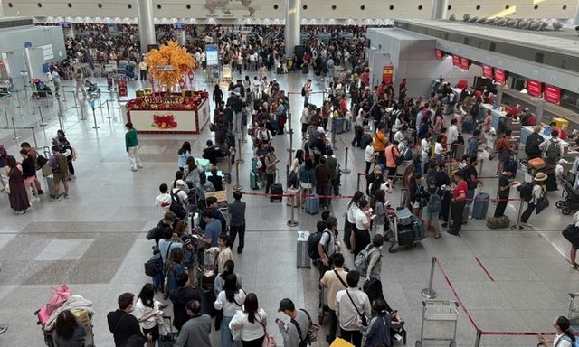 Sân bay Tân Sơn Nhất đón lượng khách cao kỷ lục trong ngày cuối nghỉ Tết 