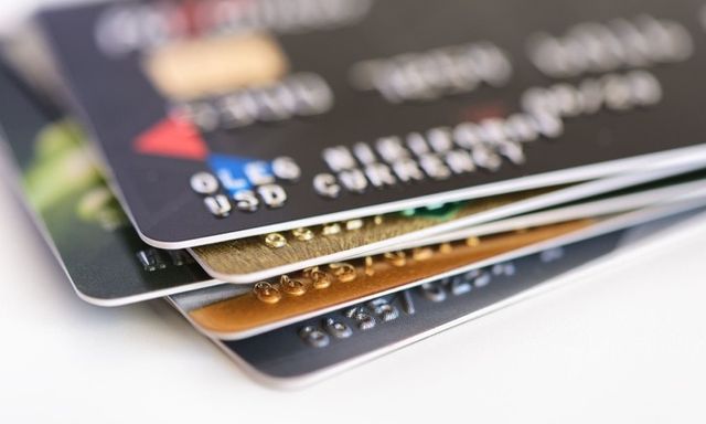 Mở thẻ ngân hàng lâu không dùng vẫn bị tính phí phải làm sao?