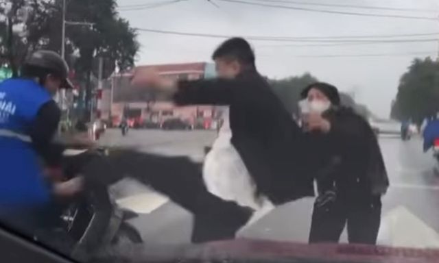 Clip: Người đàn ông đánh túi bụi thanh niên mặc áo shipper giữa đường ở Nghệ An
