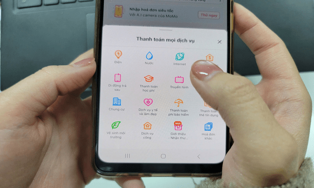 Người dân có thể nộp phí vệ sinh môi trường qua ứng dụng ngân hàng, ví điện tử