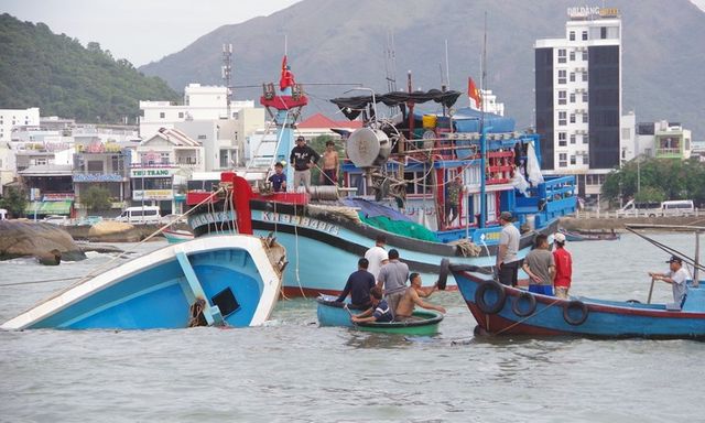 Chìm tàu cá trên biển Nha Trang, 1 người tử vong, 1 người mất tích
