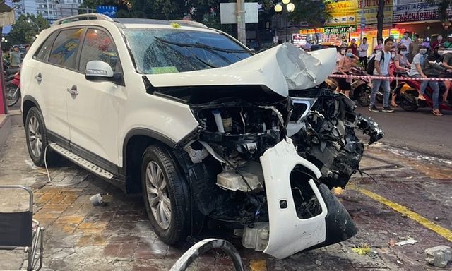 Dùng điện thoại khi điều khiển ô tô bị phạt cao nhất là bao nhiêu?