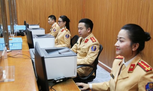 Từ 8/3, công an nhận hồ sơ cấp, đổi giấy phép lái xe cả ngày thứ bảy