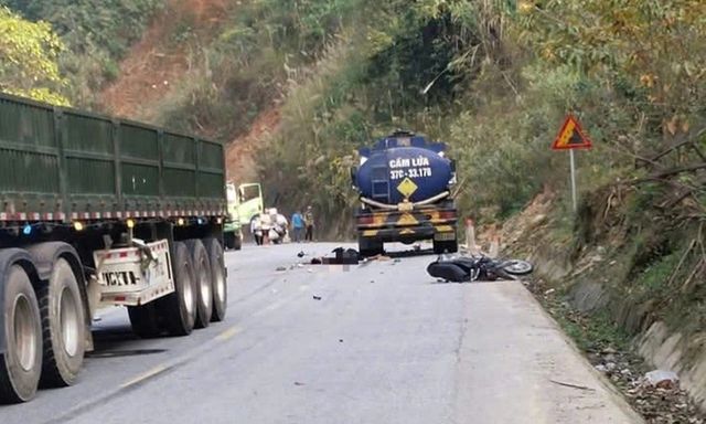 Nghệ An: Va vào xe bồn chở xăng trên quốc lộ, 2 nam thanh niên tử vong thương tâm