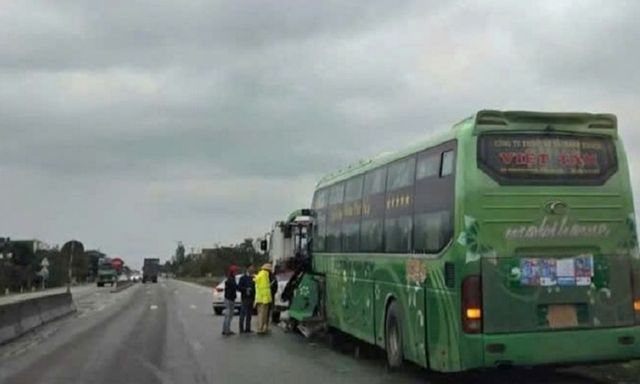 Tin tức tai nạn giao thông mới nhất ngày 8/3: Xe khách va chạm xe máy, một người chết