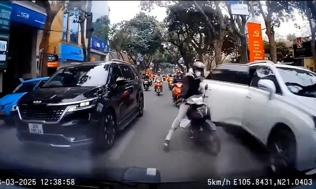 Clip: Tài xế Lexus mở cửa bất cẩn khiến, người đi xe máy ngã văng ra đường