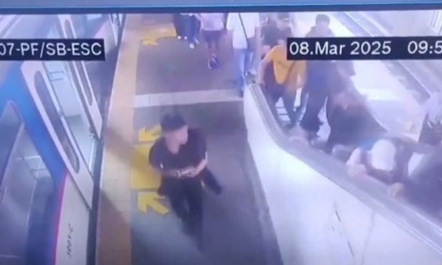 Clip: Thang cuốn ở Philippines bất ngờ đổ sập, ít nhất 10 người bị thương