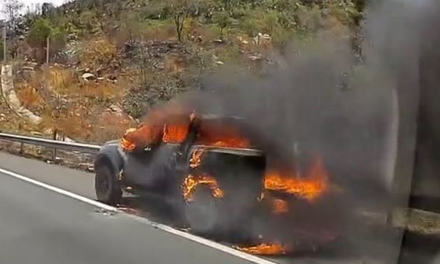Clip: Xe ô tô bốc cháy ngùn ngụt trên cao tốc Phan Thiết - Dầu Giây