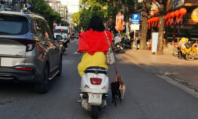 Công an truy tìm người phụ nữ đầu trần đi xe máy, dắt theo chó gây bức xúc ở Nha Trang