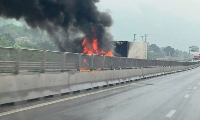Xe đầu kéo bốc cháy trên cao tốc Nghi Sơn - Diễn Châu, giao thông ùn tắc