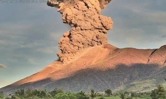 Cận cảnh núi lửa ở Philippines phun trào, cột khói cao tới 4.000 m 