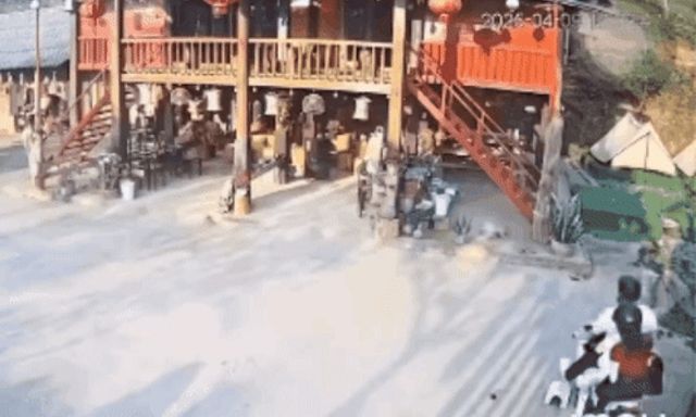 Clip: Đôi nam nữ đi phượt, phi xe máy với tốc độ 