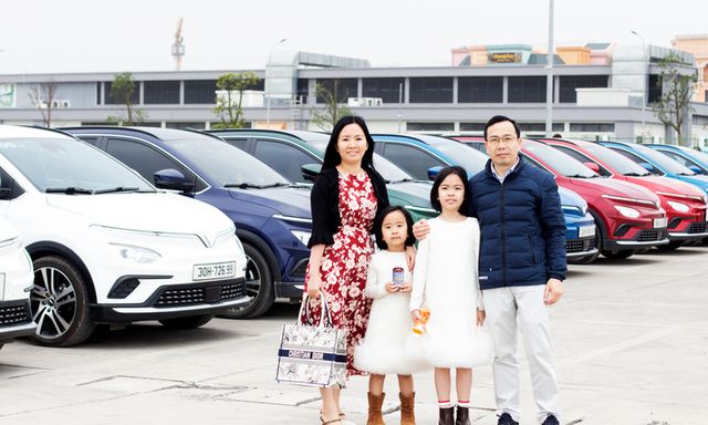 Gần 400 xe điện VinFast tạo biểu tượng 