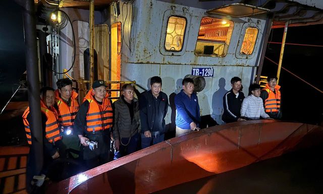 Bắt 7 tàu khai thác cát lậu, phát hiện hành vi làm giả giấy tờ tài liệu