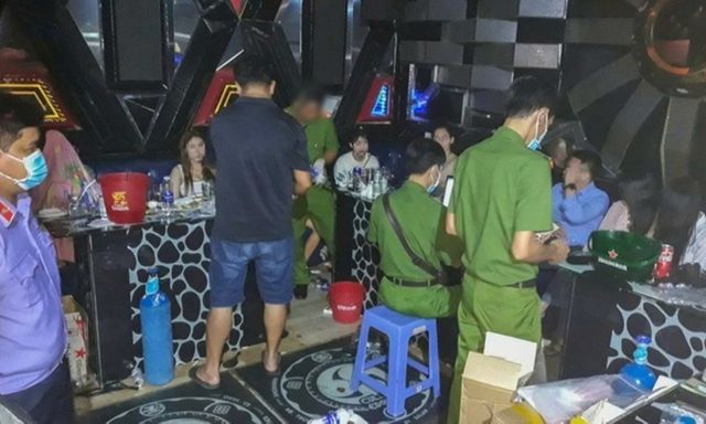 Đột kích quán karaoke, phát hiện 20 