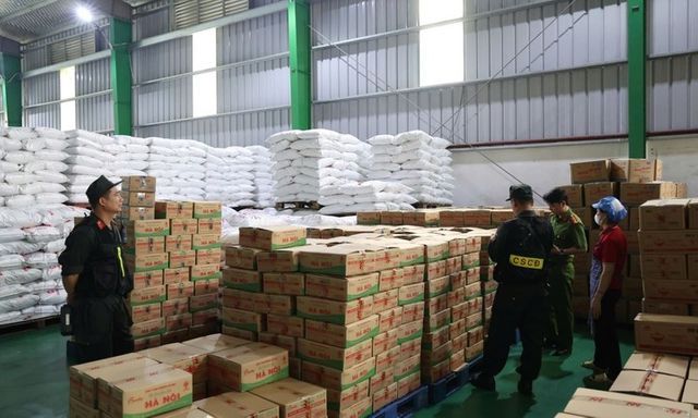 Cận cảnh khoảng 71.000 lít dầu ăn, 40 tấn mì chính và 22 tấn hạt nêm giả của Công ty Famimoto Việt Nam