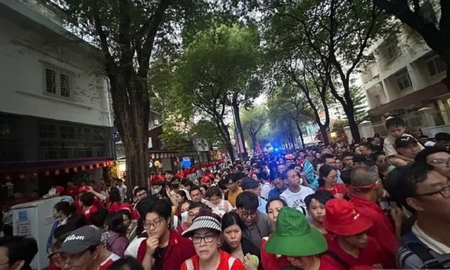 Người dân từ khắp nơi đổ về TP.HCM xem tổng duyệt diễu binh, diễu hành trước ngày 30/4