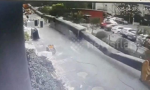 Clip: Cần cẩu bất ngờ đổ sập tại công trường, suýt đè trúng người đi đường