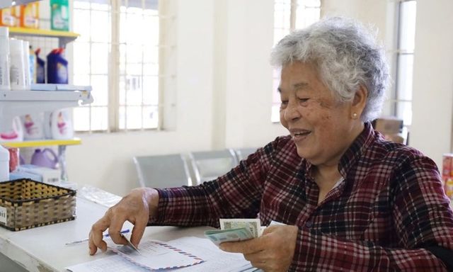 Tin tức thời sự hôm nay (30/4): Hơn 3,4 triệu người nhận lương hưu tháng 5 sớm