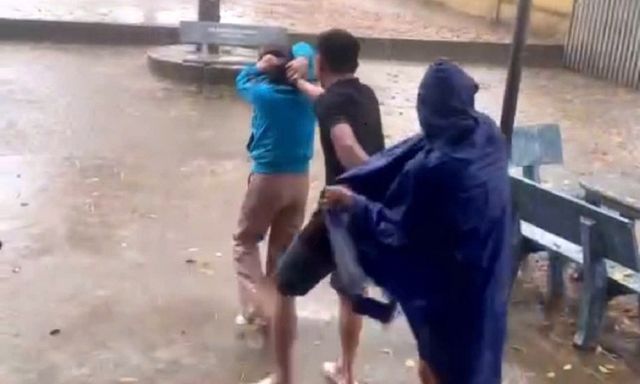 Vụ phụ huynh xông vào trường, hành hung giáo viên giữa trời mưa: Phòng GD&ĐT lên tiếng, hé lộ tình tiết bất ngờ