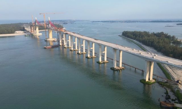 Tin tức thời sự hôm nay (1/5): Hợp long cầu vượt cửa biển dài nhất miền Trung