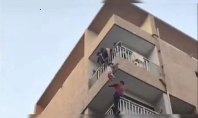 Clip: Thót tim cảnh người phụ nữ liều mình nhảy từ tầng 5 thoát khỏi đám cháy