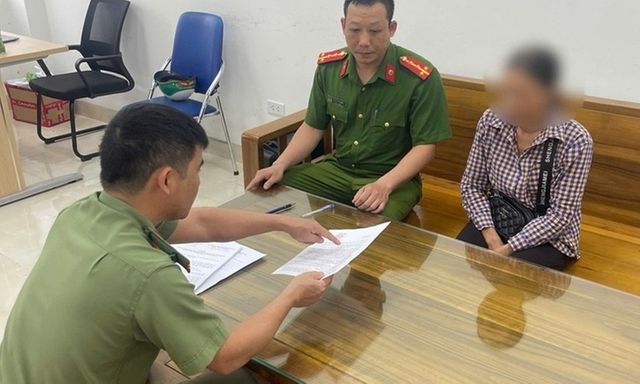 Tin pháp luật nổi bật 24h qua: Tung tin “đi xe máy đeo dép lê bị xử phạt”, người phụ nữ bị phạt 7,5 triệu đồng
