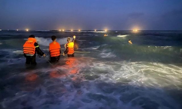13 người bị sóng biển cuốn trôi trong 1 ngày ở Quảng Ngãi: Nguyên nhân do đâu?