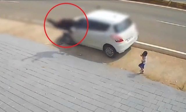 Clip: Đang dắt tay đứa trẻ trên phố, người phụ nữ bị ô tô hất văng