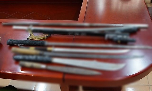 Mang dao kiếm tham gia giao thông bị xử lý như thế nào?