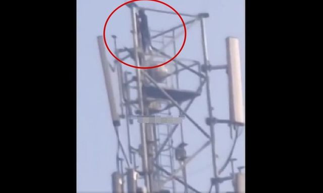 Cô gái bất chấp nguy hiểm, leo lên cột tháp cao 50m bày tỏ tình yêu với bạn trai