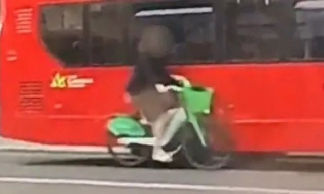 Clip: Va chạm kinh hoàng với xe buýt, người đi xe bị hất văng xuống đường