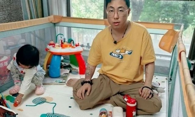 Nghỉ việc ở nhà chăm con toàn thời gian, ông bố 9X bị chẩn đoán trầm cảm, viêm khớp