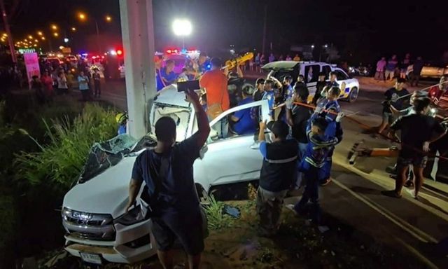 Bị nổ lốp, ô tô lao thẳng vào cột điện, 5 người trong một gia đình thương vong tại Thái Lan